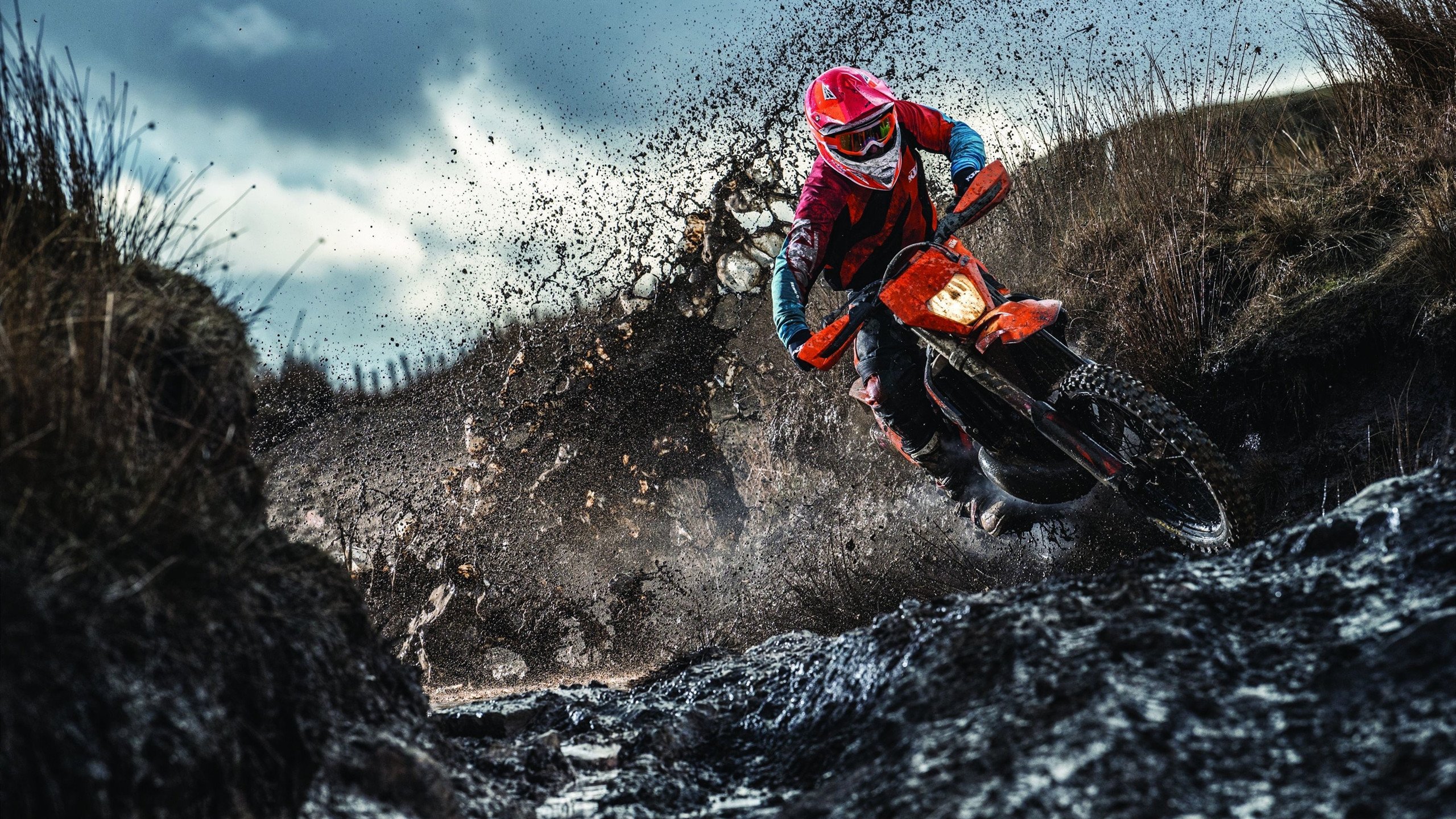 特色足球运动在少数民族地区深入推广，促进民族团结发展，足球特色学校主题绘画